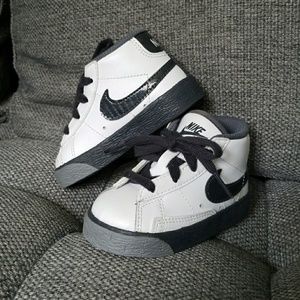 Nike Gray and White Blazer Mid Size 5c